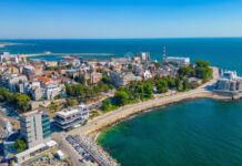 Hotelierii de pe litoral oferă salarii pentru peste 20.000 de posturi în 2026 ce-salarii-ofera-hotelierii-pentru-cameriste,-receptioneri-si-chelneri-pe-litoral-in-2026-20.000-de-posturi-sunt-disponibile