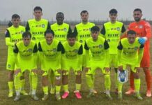 Echipa din orașul lui Bacovia a învins cu amical pe o ploaie puternică amical-pe-o-ploaie-puternica-pentru-echipa-din-orasul-lui-bacovia,-care-s-a-duelat-cu-o-trupa-de-traditie