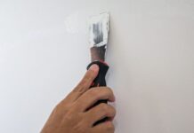 Metode simple pentru repararea crăpăturilor din pereți cu ingrediente casnice cum-sa-repari-usor-crapaturile-din-pereti-cu-doua-ingrediente-pe-care-le-ai-deja-acasa.-nu-mai-ai-nevoie-de-tencuiala