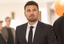 Adrian Mutu protestează pentru titularizarea lui Dobre și plecarea celorlalți adrian-mutu-a-vazut-echipa-de-start-si-a-facut-scandal:-baga-l,-ma,-si-pe-dobre!-ceilalti-sa-plece-la-echipa-de-club