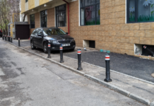 Bucureștenii parchează pe trotuar, chiar și după instalarea stâlpișorilor solutia-gasita-de-bucuresteni-pentru-a-parca-masinile-pe-trotuar.-nici-celebrii-„stalpisori”-nu-ii-mai-opresc:-„nu-e-leac-pentru-boala-asta”