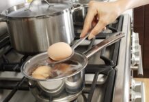 Metode pentru a fierbe ouă fără a se sparge înainte de Paște cum-sa-fierbi-ouale-ca-sa-nu-se-sparga:-asa-vor-fi-perfecte-pe-masa-de-paste