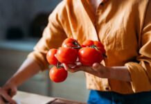 Primele roșii românești, ieftine pe tarabe, dar cu preț de aur primele-rosii-romanesti-au-iesit-pe-tarabe,-insa-pretul-e-de-aur.-cat-a-ajuns-sa-coste-un-kilogram-in-piete