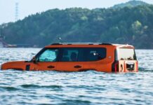 SUV chinezesc Jetour G700 s-a transformat în barcă pentru traversarea unui lac suv-ul-chinezesc-care-se-transforma-in-barca:-chery-a-traversat-un-lac-cu-noul-jetour-g700