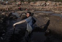 Costurile minerale critice pentru energie și AI afectează comunitățile sărace pretul-ascuns-al-ai-ului-si-energiei-verzi:-mineralele-critice-creeaza-noi-zone-de-sacrificiu-pentru-cei-mai-saraci-oameni-ai-lumii