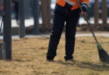 Salariul unui măturător de stradă în 2026 variază în funcție de oraș și se adaugă sporuri salariul-unui-maturator-de-strada-in-2026:-cat-primesti-in-functie-de-oras-si-ce-sporuri-se-adauga