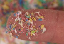 Microplasticele din aer contribuie la accelerarea încălzirii globale microplasticele-din-aer-accelereaza-incalzirea-globala:-descoperirea-care-schimba-perspectiva-asupra-poluarii