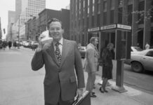 Primul telefon mobil, un prototip de cărămidă, a fost expus pe străzile din New York cum-a-aparut-primul-telefon-mobil-din-lume.-ziua-in-care-un-prototip-cat-o-caramida-a-facut-istorie-pe-un-trotuar-din-new-york