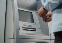 Ce sumă poți retrage fără a atrage atenția băncii în Spania suma-maxima-pe-care-o-poti-scoate-de-la-bancomatele-din-spania-fara-sa-trezesti-suspiciuni.-cand-intra-banca-in-alerta