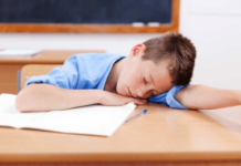 Patru din zece elevi români petrec până la 10 ore cu școala și temele raport-alarmant:-4-din-10-elevi-romani-petrec-pana-la-10-ore-pe-zi-cu-scoala-si-temele.-multi-copii-spun-ca-nu-dorm-suficient
