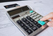 Românii plătesc cu 300 de lei mai mult lunar pentru cumpărături față de 2025 suma-pe-care-romanii-o-dau-in-plus-lunar-pentru-cumparaturi-si-servicii-fata-de-2025.-atat-ar-fi-trebuit-sa-creasca-salariile-pentru-a-face-fata-inflatiei