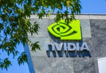 SUA aprobă vânzarea de cipuri Nvidia către companii chineze, dar livrările sunt blocate sua-aproba-vanzarea-unor-cipuri-nvidia-catre-companii-chineze,-dar-livrarile-sunt-blocate.-miza-uriasa-din-spatele-vizitei-lui-jensen-huang-in-china