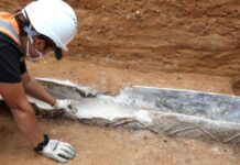 Femeie română îngropată ca o regină în Britania cu obiecte de lux femeia-romana-ingropata-ca-o-regina-in-britania.-sicriul-de-plumb,-podoabele-negre-pentru-par-si-rasinile-exotice-arata-luxul-unei-inmormantari-rare