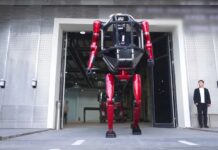 China a lansat robotul uriaș de 3 metri care se pilotează și sparge ziduri video-|-china-a-lansat-robotul-urias-de-3-metri-care-se-piloteaza-ca-in-filmele-sf.-merge-pe-doua-picioare-si-sparge-ziduri