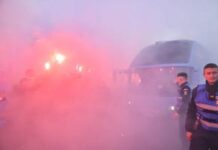 Ultrașii au așteptat jucătorii Craiovei, clujenii au schimbat planul chiar-e-atmosfera-de-titlu!-cum-i-au-asteptat-ultrasii-pe-jucatorii-craiovei-+-clujenii,-nevoiti-sa-schimbe-planul
