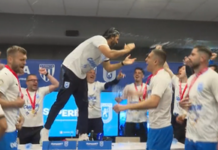 Coelho a urcat pe masă în conferință și a fost înconjurat de jucători coelho-s-a-urcat-pe-masa-in-conferinta!-fotbalistii-au-navalit-peste-antrenor