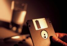 Oamenii foloseau floppy disk-uri și CD-uri pentru salvarea fișierelor înainte de cloud cum-isi-salvau-oamenii-fisierele-inainte-de-cloud.-era-nevoie-de-floppy-disk-uri,-cd-uri-si-mult-optimism