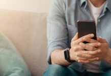 Psihologii susțin că modul de ținere a telefonului în mână reflectă personalitatea modul-in-care-tii-telefonul-in-mana-iti-tradeaza-personalitatea.-ce-spun-psihologii-despre-tine,-test-viral