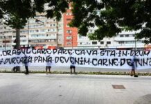 Ultrașii au protestat după ce o dronă a lovit un bloc din Galați ultrasii-au-luat-atitudine-dupa-ce-o-drona-a-lovit-un-bloc-din-galati-ce-banner-au-afisat