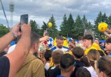 Sute de oameni au participat la antrenamentul lui Gică Hagi, doi fotbaliști nu s-au prezentat sute-de-oameni-au-venit-la-antrenamentul-lui-gica-hagi-doi-tricolori-nu-s-au-putut-pregati