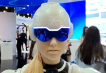 Roboți umanoizi ruși, vizionati în videouri, au eșuat în demonstrații video-|-robotii-prezentati-ca-mandria-tech-a-rusiei-s-au-facut-de-ras.-umanoizi-care-nu-stiau-cum-ii-cheama-si-fotbalisti-mai-mult-pe-tusa-decat-pe-teren