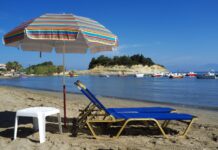 Turiștii care se blochează pe nisip pot fi sancționați cu sute de euro în Grecia turistii-care-isi-blocheaza-locul-pe-nisip-risca-sute-de-euro-amenda.-regulile-noi-aplicate-in-grecia