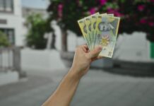 Fenomenul doomspendingului afectează tinerii și schimbă prioritatea economisirii ce-este-doomspendingul,-fenomenul-care-ii-sperie-pe-specialisti.-de-ce-economisirea-nu-mai-este-o-prioritate-pentru-tineri