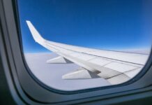 De ce mulți oameni poartă o minge de tenis în timpul călătoriilor cu avionul motivul-pentru-care-multi-oameni-poarta-o-minge-de-tenis-cu-ei-atunci-cand-calatoresc-cu-avionul.-pana-si-expertii-recomanda-trucul