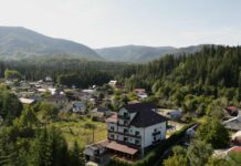 Stațiunea din România cu aer considerat printre cele mai curate din țară statiunea-din-romania-unde-aerul-este-considerat-printre-cele-mai-curate-din-tara.-tot-mai-multi-turisti-o-aleg-pentru-un-weekend-in-natura