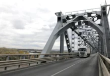 Ministerul Transporturilor anunță scutire de taxă pentru anumite categorii de șoferi în 2026 soferii-care-sunt-scutiti-de-taxa-de-pod-giurgiu-ruse,-in-2026.-noile-categorii-anuntate-de-ministerul-transporturilor