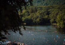 Lacul din România care se încălzește singur atrage turiști lacul-din-romania-care-se-incalzeste-singur.-fenomenul-rar-atrage-turisti-din-toata-lumea
