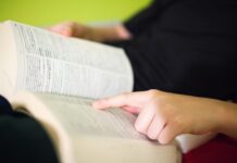 15 greșeli de limba română frecvent întâlnite și de persoanele cu facultate 15-greseli-de-limba-romana-pe-care-le-fac-si-oamenii-cu-facultate.-tu-cate-recunosti?
