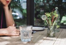 Apa gratuită la masă devine obligatorie în restaurantele din România obligatoriu-apa-gratuita-servita-la-masa-in-restaurante.-„exact-cum-se-intampla-in-franta,-spania,-italia-si,-practic,-in-toata-europa-civilizata”