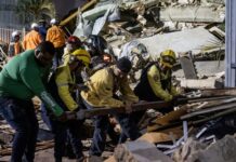 Venezuelean scoate persoane din clădire distrusă de cutremur cum-a-reusit-un-venezuelean-sa-iasa-dintr-un-bloc-distrus-de-cutremur-e-terminata-cladirea.-oamenii-sapa-cu-mainile-goale-dupa-supravietuitori