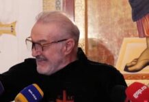 Gigi Becali a pălmuit în glumă un jurnalist la conferință moment-halucinant-la-conferinta-lui-gigi-becali!-a-palmuit-in-gluma-un-jurnalist:-sterge-facebookul!