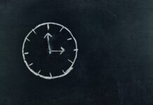 Greșeală frecventă în pronunțarea orei 12 în școli și la televizor greseala-care-apare-inclusiv-in-scoli-sau-la-televizor.-cum-se-spune-corect-ora-12