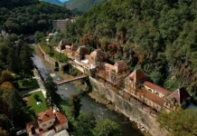 Stațiunea din România unde s-au tratat împărați habsburgici statiunea-din-romania-unde-se-tratau-imparatii-imperiului-habsburgic.-cladirile-par-desprinse-din-viena